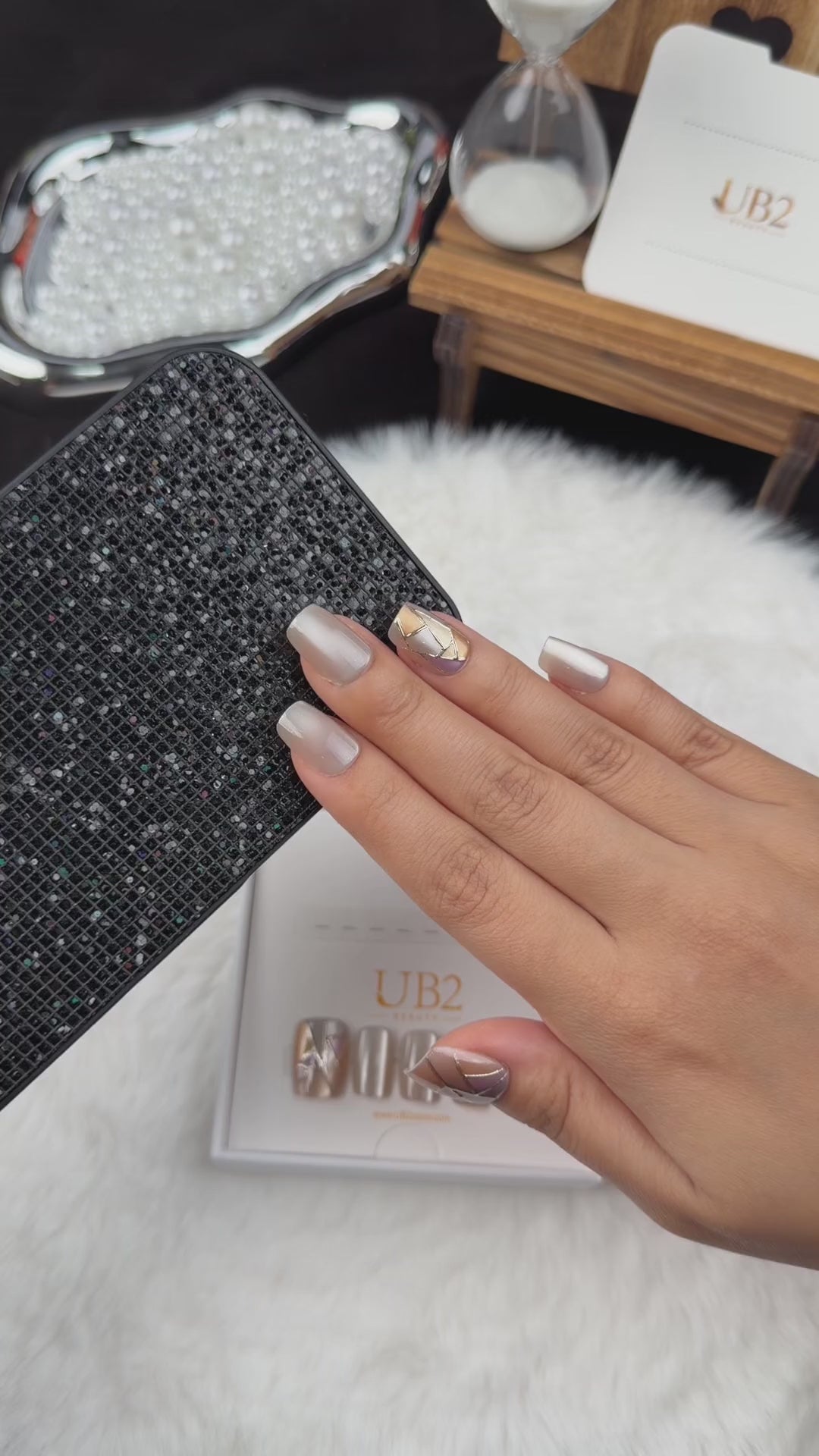 Load video: Step-by-step application of Pearl Mosaic pearl white and gold-tone geometric square press-on nails